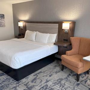 King Room with Bath Tub - Mobility Accessible/Non-Smoking