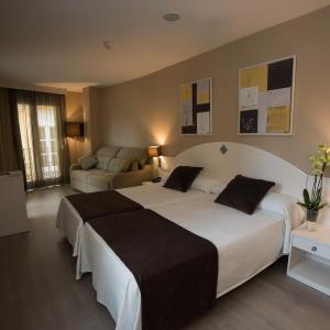 Family Room (2 Adults + 2 Children)