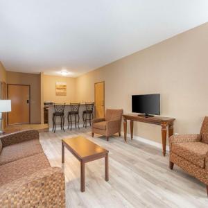Large King Room with Jetted Tub - Non-Smoking