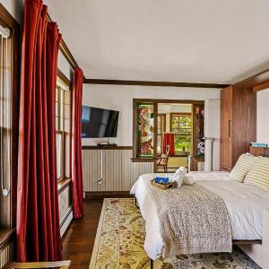 Suite with Lake View
