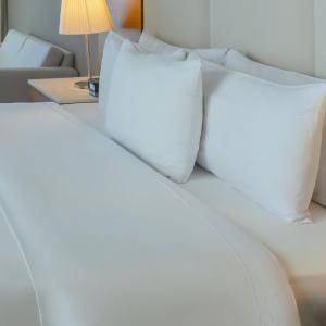 Classic King Smart Room with City Bay View