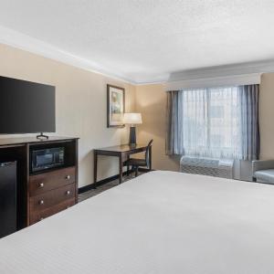 King Room - Mobility Accessible with Bathtub