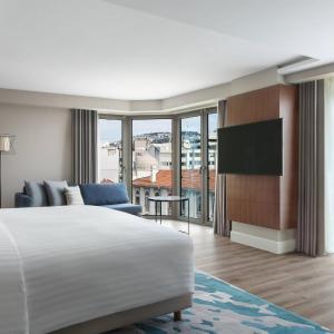Corner King Room with City View, Executive lounge access