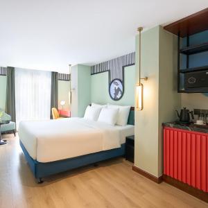 Solarium Balcony King room Street View