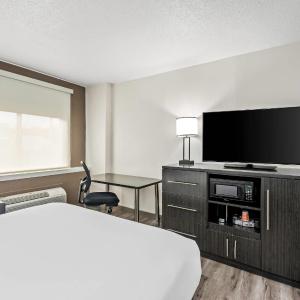 Queen Room with Tub - Accessible/Non Smoking