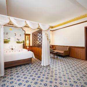 Signature Queen Suite, Window with Neighbor View