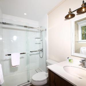 Queen Room with Lake View - Non-Smoking