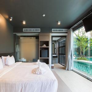 Grand Deluxe Double Room with Pool Access