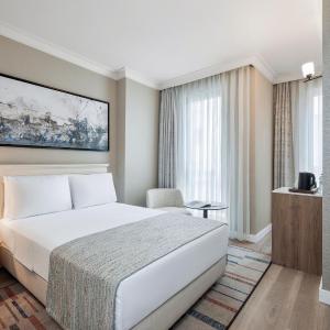 Trendy Room with Queen Size Bed