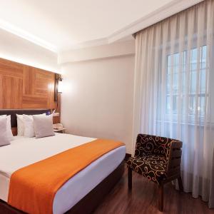 King Room with Roll-In Shower - Disability Access