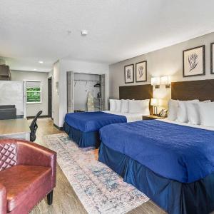 Suite with Two Queen Beds and Roll-in Shower - Mobility Accessible/Non-Smoking