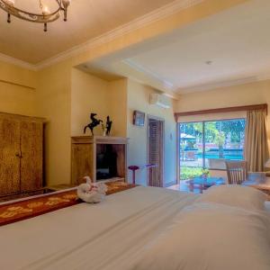 Junior Suite with Pool View