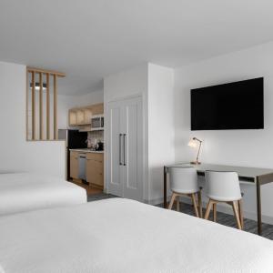 Studio with Two Queen Beds - Hearing Accessible