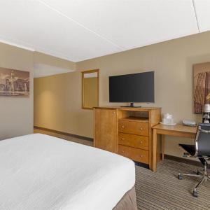 King Room with Roll-in Shower - Disability Access/Non-Smoking