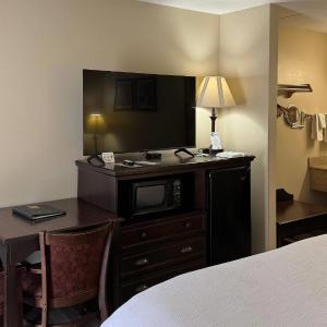 King Room with Roll-In Shower - Accessible/Non-Smoking