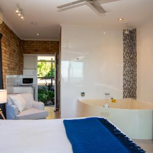 King Room with Spa Bath