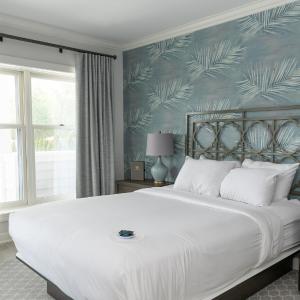 Deluxe Non- Lakeview Queen Room with Balcony