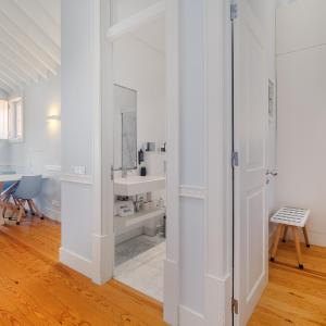 Deluxe One-Bedroom Apartment