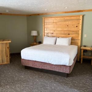 King Room with Wet Bar and Bath Tub - Non-Smoking
