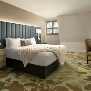 King Room - Separate Manor Building/Hearing Accessible