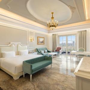Grand Room With Balcony