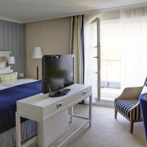 Family Studio (2 Adults + 2 Children)