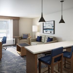 One-Bedroom King Suite with Mobility Accessible Tub