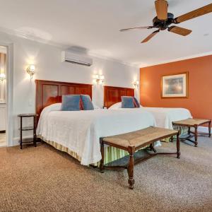 Double Queen Room with Fireplace - Winstead Inn