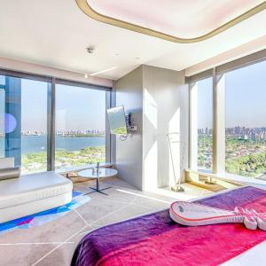 Cool Corner Suite, 1 Bedroom Suite, 1 King, Jinji Lake view