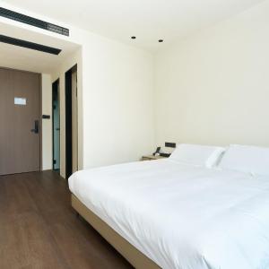 Lake-view Boutique King Bed Room