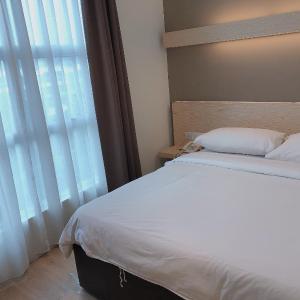 Standard Queen Room (with Window)