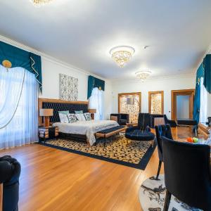 Suite with Mountain View