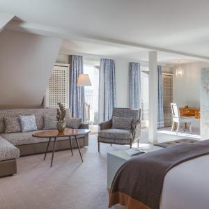 Corner Junior Suite with Lake View