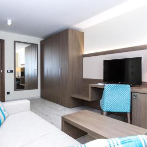 Deluxe Quadruple Room with Side Sea View