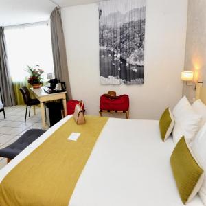 Family Queen Room with Single Bed
