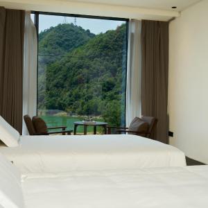 Lake-view Deluxe Twin bed Room