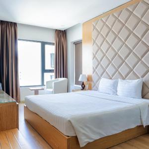 Deluxe Double Room with Bathtub - City View