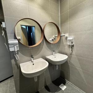 Single Bed in Male Dormitory Room with Shared Bathroom