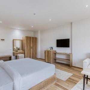 Suite with Mountain View