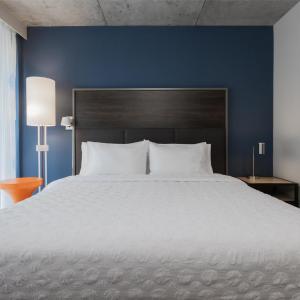 King Room with Roll-In Shower - Mobility and Hearing Access