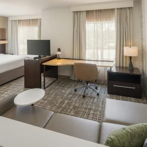 King Studio with Sofa Bed and Adapted Tub - Mobility and Hearing Accessible