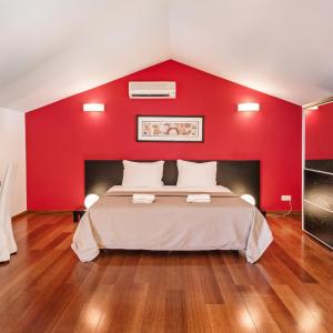 One-Bedroom Apartment with Pool Side