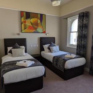 Twin Room with Partial Sea View