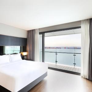Junior Suite Queen Room with River View (Complimentary Pool Access for 2)