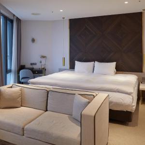 Junior Suite King Room with River View (Complimentary Pool Access for 2)