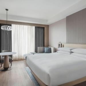King Room with City View - Club Lounge Access - 10% discount on Food and Soft Beverage, Spa and Airport Transfers