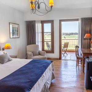 Queen Suite with Balcony - Non-Smoking