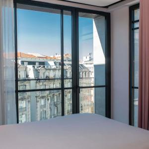 SMALL MAMA Double Room with Balcony and Avenue View