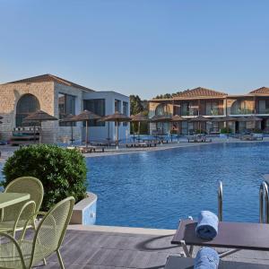 Family Room Sliding Door Swim Up Pool View (Deluxe Area)