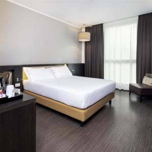 Superior Queen Room with Queen Bed - Non-Smoking